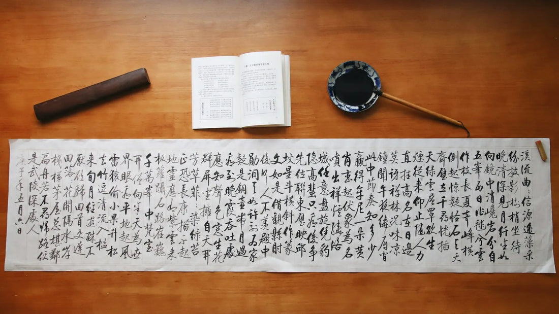 Calligraphie japonaise écrite à l’encre noire sur papier avec pinceau traditionnel, illustrant citations et phrases japonaises.