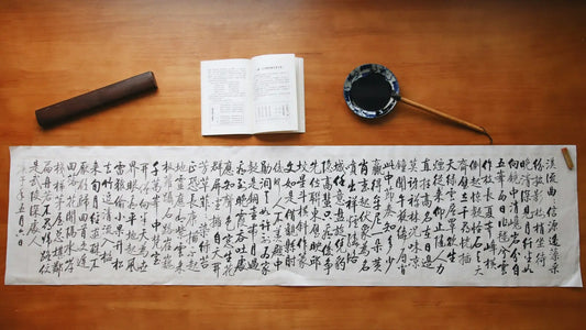 Calligraphie japonaise écrite à l’encre noire sur papier avec pinceau traditionnel, illustrant citations et phrases japonaises.