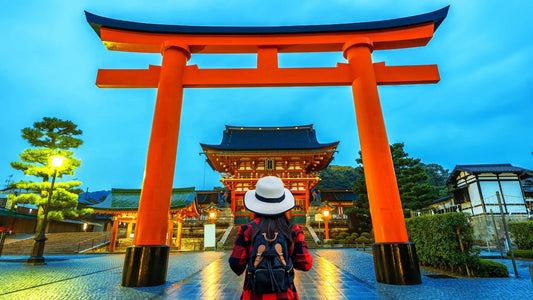 Grand portail torii rouge à l’entrée d’un sanctuaire shinto au Japon, symbole de passage vers le sacré.