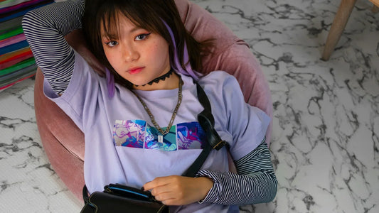 Jeune femme en t-shirt manga et accessoires streetwear, illustrant un look urbain japonais inspiré de la culture otaku.