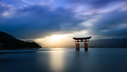 Torii flottant de Miyajima au coucher du soleil, symbole japonais de spiritualité et de résilience