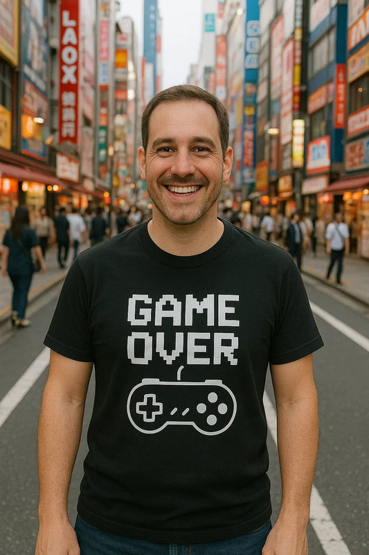Illustration pixel art d’un gamer portant un t-shirt rétro game over, avec une manette classique – style gaming vintage streetwear par OtakuOne.