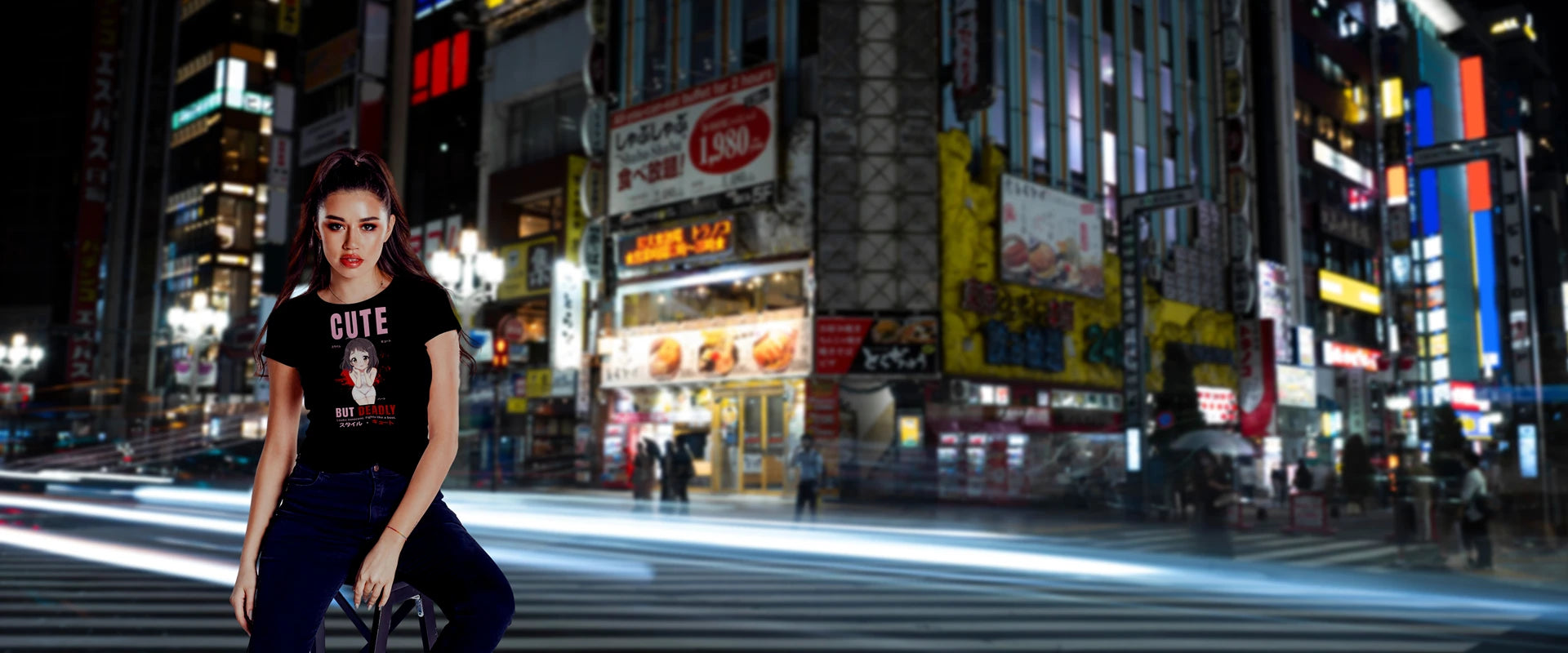 T-shirt anime femme "Cute but Deadly" – look streetwear noir porté en ville de nuit, inspiration manga et style urbain.