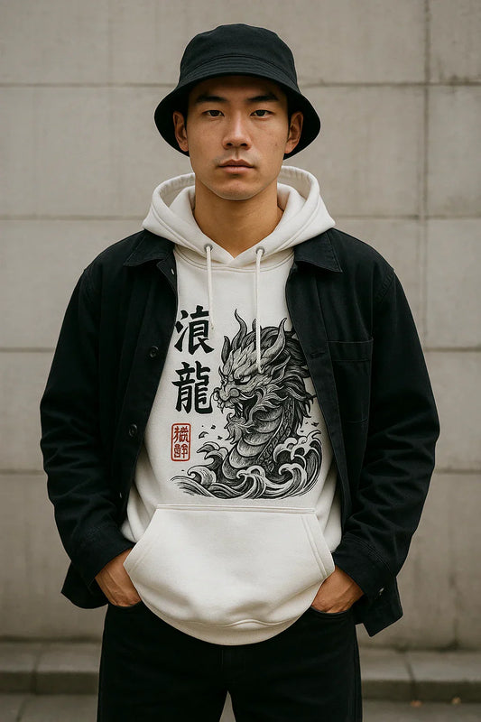 Un homme posant en sweat streetwear dans une ruelle de Osaka