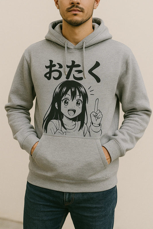 Un homme dans une rue de Kyoto avec un T shirt manga stylé