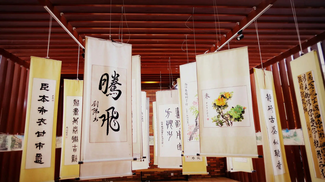 Rouleaux de calligraphie japonaise traditionnelle avec proverbes et symboles suspendus, représentant la culture japonaise et sa sagesse.