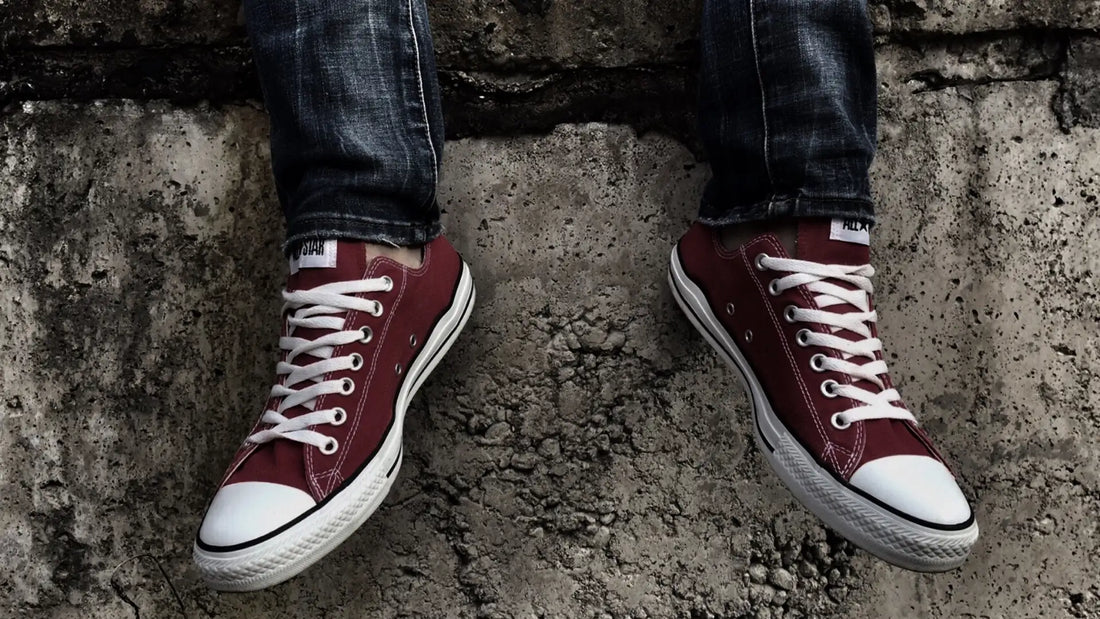Paire de sneakers rouges portées avec un jean, représentant le style urbain japonais et l’influence streetwear dans la mode contemporaine.