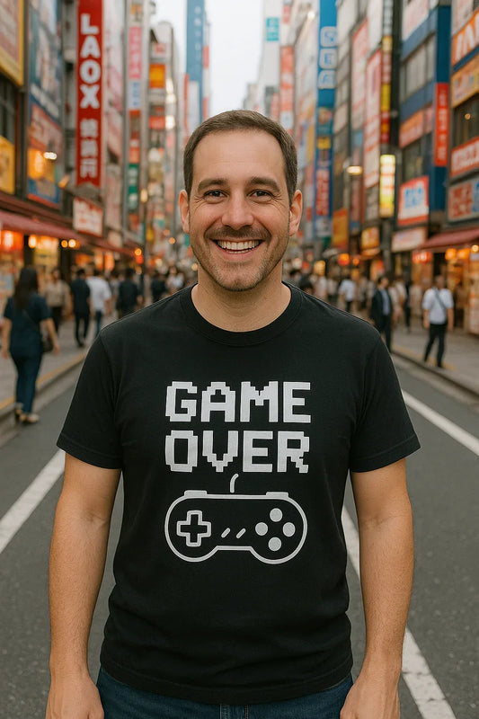 Illustration pixel art d’un gamer portant un t-shirt rétro game over, avec une manette classique – style gaming vintage streetwear par OtakuOne.